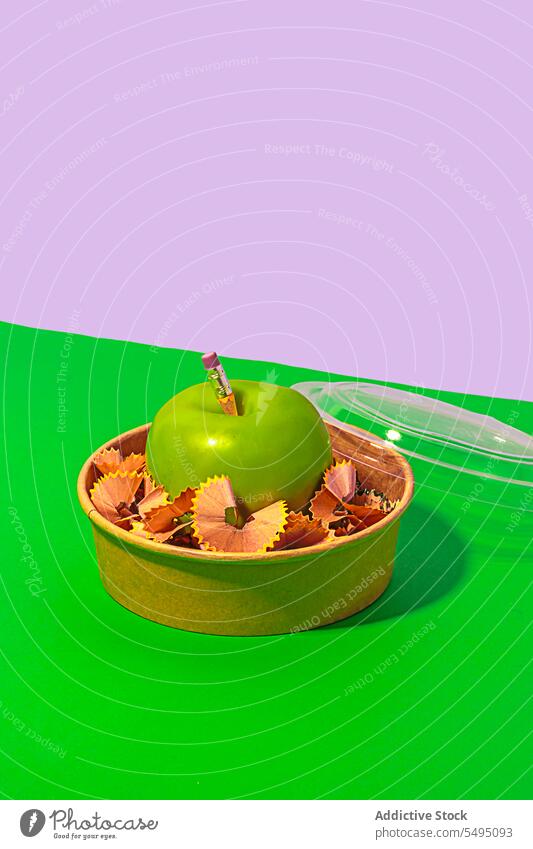 Leckerer Apfel mit Bleistiftspänen in der Brotdose keine Verschwendung Lunch-Box Rasur grün gesunde Ernährung organisch frisch Konzept Gesundheit Schule