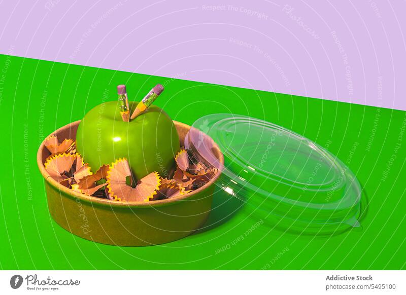 Leckerer Apfel mit Bleistiftspänen in der Brotdose keine Verschwendung Lunch-Box Rasur grün gesunde Ernährung organisch frisch Konzept Gesundheit Schule