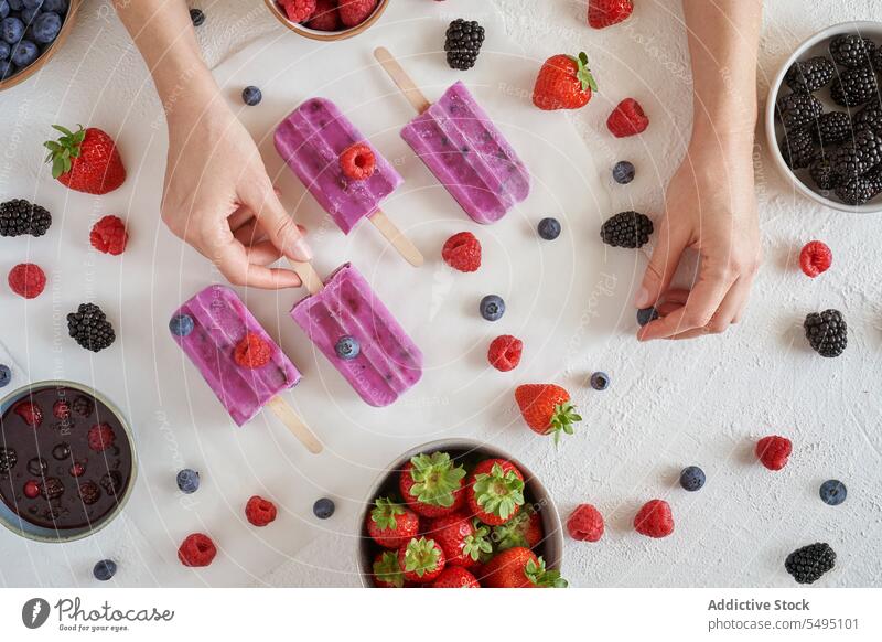 Anonyme Frau mit selbstgemachtem veganem Bio-Eiweiß-Eis Speiseeis Joghurt Griechen organisch lokal Vegetarier Frucht rosa Sommerzeit Beeren Erdbeeren Blaubeeren