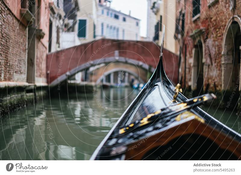 Gondeln auf dem Wasser in der Nähe der antiken Stadt Gondellift Großstadt historisch alt Gebäude Ansicht Venedig Italien Architektur Wahrzeichen reisen Kanal