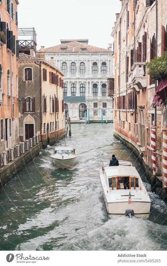 Wasserstraße mit Fähre an der alten Stadtstraße Großstadt Linie Weg antik bedeckt wolkig Architektur reisen historisch Kanal Wahrzeichen Venedig Italien