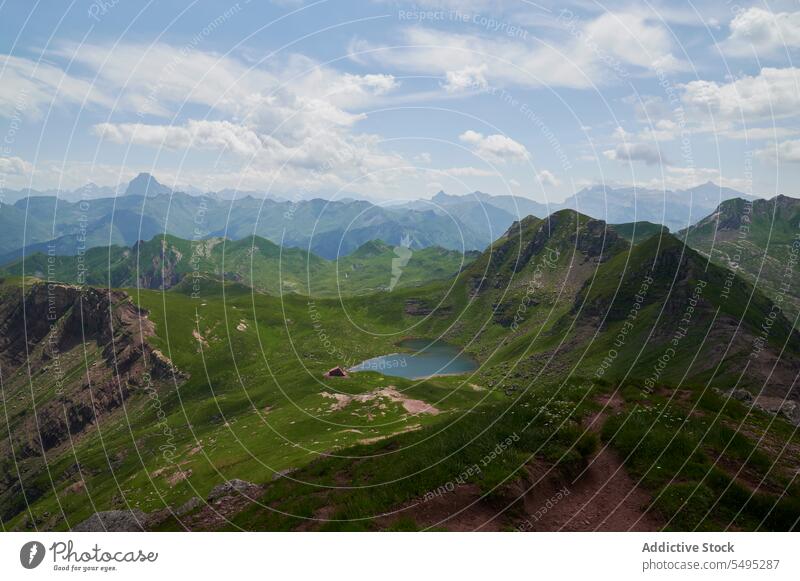 Panoramablick auf Berg und Tal mit Teich Berge u. Gebirge malerisch Pyrenäen Ambitus Landschaft Natur Hochland wolkig Gras Blauer Himmel Spanien grün Wasser