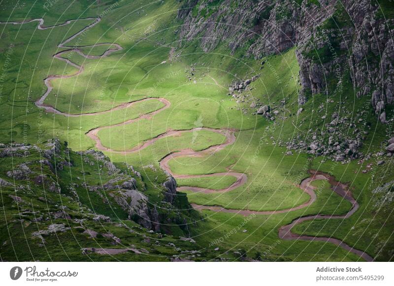 Erstaunliche Landschaft eines Bergrückens mit Tal Berge u. Gebirge felsig Straße Natur Hochland malerisch Pyrenäen Sonnenlicht Felsen reisen eng Fahrbahn