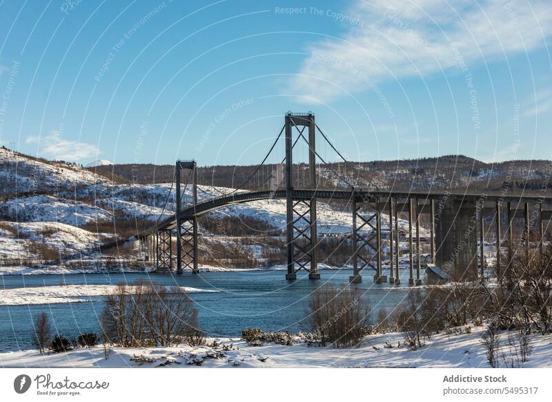 Hängebrücke über den Fluss an einem Wintertag Suspension Brücke Berge u. Gebirge Schnee malerisch erstaunlich spektakulär atemberaubend Natur Blauer Himmel