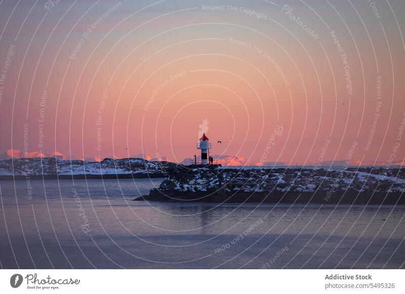 Leuchtturm am Meer im Sonnenuntergang Leuchtfeuer Meereslandschaft MEER Wasser Landschaft Meeresufer Abend Abenddämmerung Winter kalt frieren lofoten Insel