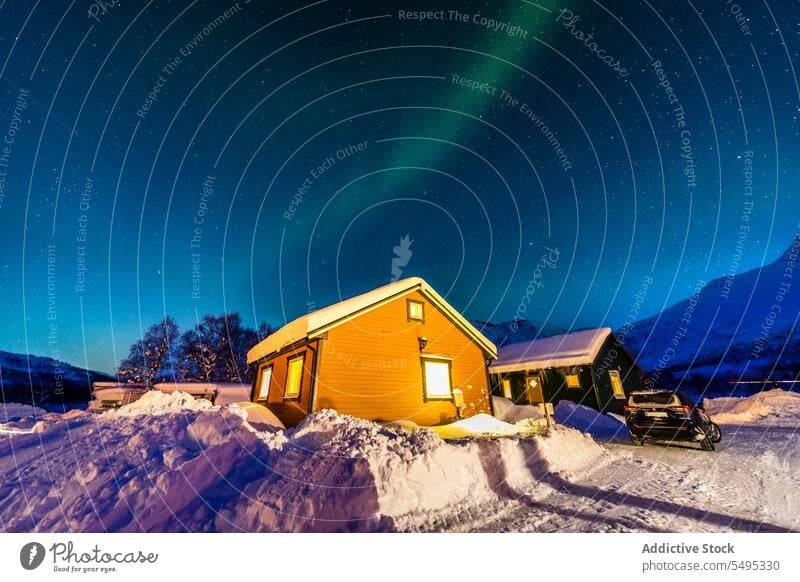 Hütten gegen Nordlicht im Winter Haus Kabine nördlich Licht malerisch Nacht Schnee Dachterrasse Norwegen Lappland lofoten Insel Norden Europa atlantisch
