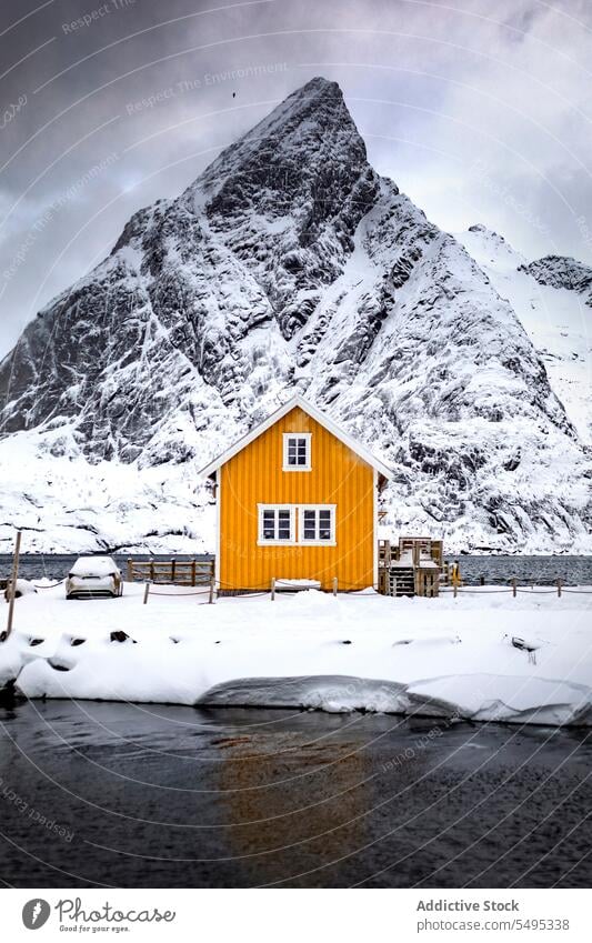 Außengestaltung der Hütte im Winter Haus Kabine nördlich Licht Nordlicht Schnee Berge u. Gebirge Außenseite spektakulär Norwegen Lappland lofoten Insel Norden
