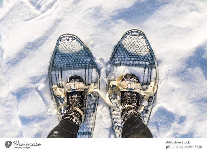 Person in Schneeschuhen auf Schnee stehend Reisender Tourist Natur Wetter Winter reisen Wanderer Lappland Winterzeit Norwegen Boden kalt gefroren Saison