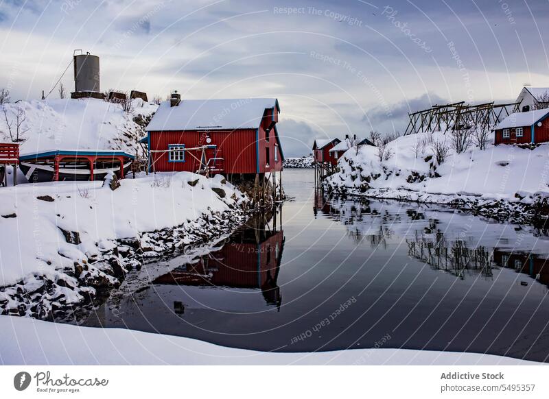 Kleines Dorf am verschneiten Flussufer Haus Wohnsiedlung Winter Schnee Berge u. Gebirge Nebel See erstaunlich Norwegen Lappland lofoten Insel Norden Europa