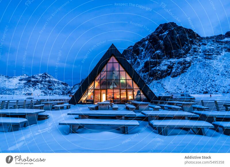 Beleuchtetes Glasgebäude und schneebedeckte Tische im Winter Gebäude leuchten Schnee Berge u. Gebirge Dreieck modern felsig Architektur Haus Himmel Geometrie