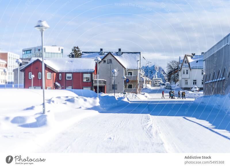 Kleines verschneites Dorf auf den Lofoten in Norwegen Haus Cottage Winter Schnee Fassade Außenseite hölzern Wohnsiedlung Baum Berge u. Gebirge Lappland lofoten