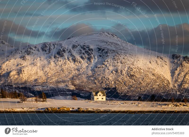 Einsames Haus am verschneiten Berghang Berge u. Gebirge Schnee Winter Kamm Natur malerisch Landschaft See Wetter Norwegen lofoten Insel Norden wohnbedingt