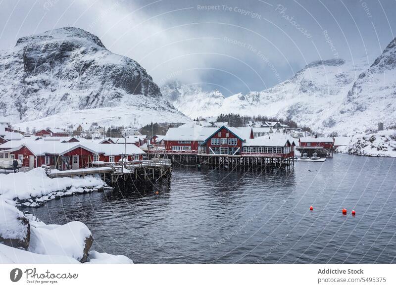 Kleines Dorf am verschneiten Flussufer Haus Wohnsiedlung Winter Schnee Berge u. Gebirge Nebel See erstaunlich Norwegen Lappland lofoten Insel Norden Europa