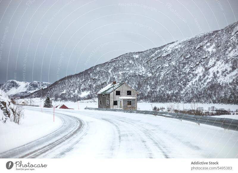 Fassade eines Landhauses im Winter Haus Cottage Schnee Außenseite hölzern ländlich Straße Berge u. Gebirge Norwegen Lappland lofoten Insel Norden Europa