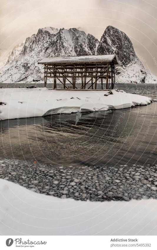 Bauarbeiten am verschneiten Seeufer Struktur Konstruktion Winter Schnee Ufer Fluss Berge u. Gebirge Landschaft malerisch Norwegen Lappland lofoten Insel Norden