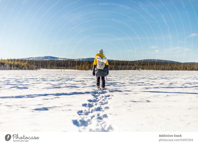 Anonymer Reisender auf verschneitem Boden im Winter Tourist Spaziergang Schnee Wanderer Natur erkunden Fußspur warme Kleidung Feld Norwegen Wanderung