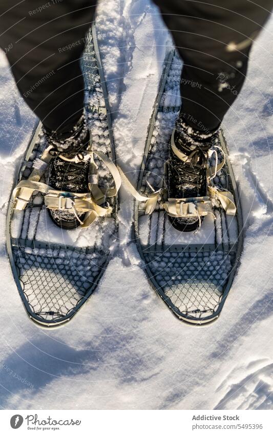 Person in Schneeschuhen auf Schnee stehend Reisender Tourist Natur Wetter Winter reisen Wanderer Lappland Winterzeit Norwegen Boden kalt gefroren Saison