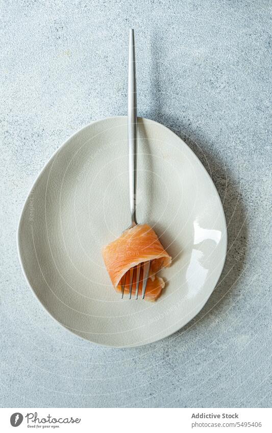 Gesunder Lachs in Scheiben auf weißem Teller Speise Gesundheit Lebensmittel Tisch Oberfläche lecker frisch Ernährung Nährstoff Gabel Speisekarte hoher Winkel