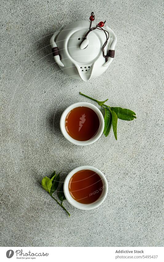 Teeservice im asiatischen Stil mit Zitronenblättern als Dekoration Kulisse Blatt Dekoration & Verzierung Tisch Oberfläche grau Tasse satt trinken Getränk