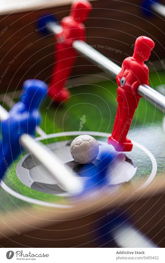 Tischfußballtisch mit ausgefallenen Spielern Kicker Maschine farbenfroh Kunststoff Sport spielen Konkurrenz Team Spaß Freizeit Fußball Entertainment Streichholz