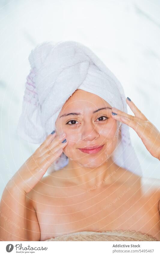 Junge Frau mit sauberer Haut wäscht ihr Gesicht Schönheit Hautpflege Waschen Gesichtsbehandlung frisch Wellness rein Sauberkeit jung nass Leckerbissen Hygiene