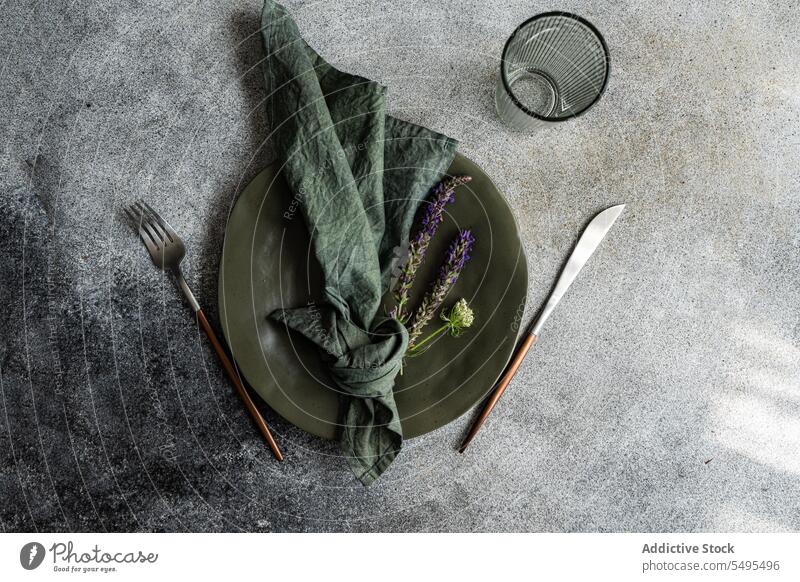 Gedeckter Tisch mit Blumen Einstellung Kulisse Dekoration & Verzierung Messer Gabel Serviette Stoff Lavendel Glas durchsichtig leer grün herbstlich Teller
