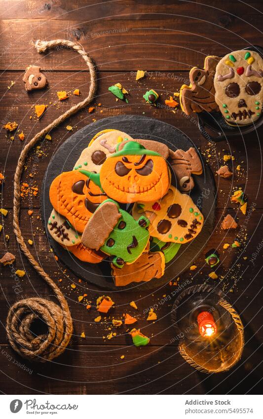 Leckere Halloween-Kekse auf dem Holztisch Tisch Teller geschmackvoll Leckerbissen Seil lecker Feiertag gebacken Gebäck Lebensmittel feiern selbstgemacht hölzern
