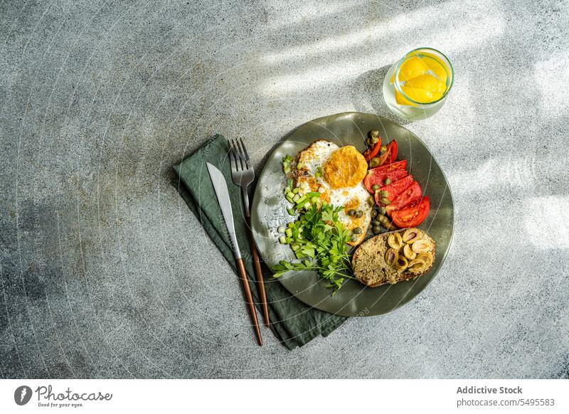 Gesundes Mittagessen mit Spiegeleiern und Tomatenscheiben Ei Teller gebraten frisch Gesundheit Lebensmittel natürlich Speise Scheibe appetitlich kulinarisch