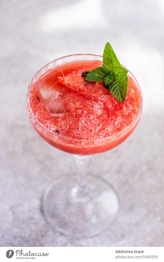 Von oben Margarita-Cocktail Smoothie Wassermelone Minze Hand frisch trinken Erfrischung Getränk Glas geschmackvoll Eiswürfel organisch mischen lecker Frucht