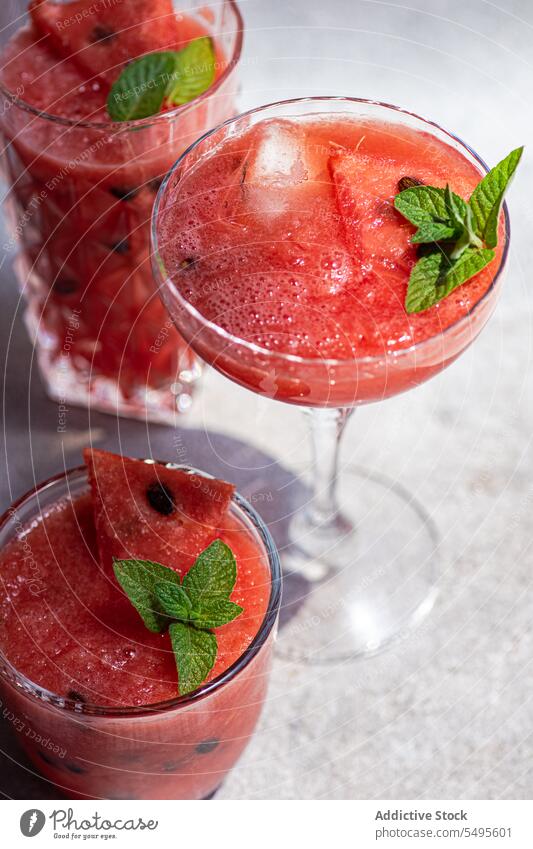 Margarita-Cocktail mit Wassermelonen-Smoothie Minze Glas trinken Getränk frisch lecker Erfrischung organisch Gesundheit mischen geschmackvoll Garnierung Vitamin