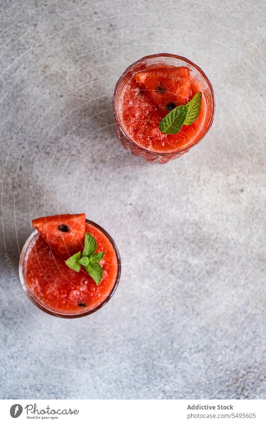 Von oben Margarita-Cocktails Smoothie Wassermelone Minze Hand frisch trinken Erfrischung Getränk Glas geschmackvoll Eiswürfel organisch mischen lecker Frucht