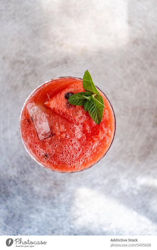 Von oben Margarita-Cocktail Smoothie Wassermelone Minze Hand frisch trinken Erfrischung Getränk Glas geschmackvoll Eiswürfel organisch mischen lecker Frucht