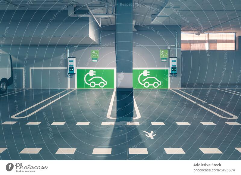 Schilder und Ladestationen für Elektroautos an der Wand Ladegerät elektrisch PKW Batterie Station Fahrzeug Zwitter nachhaltig Verkehr alternativ Kraft