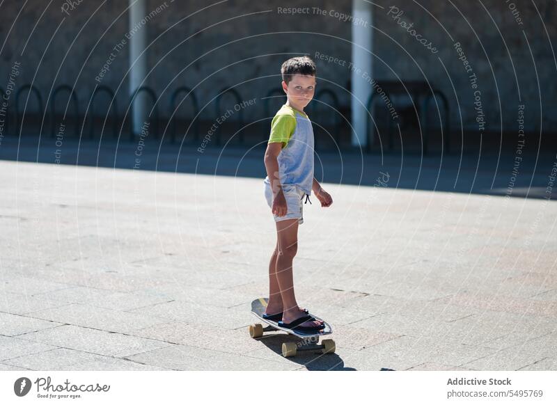 Junge fährt Longboard auf der Straße Mitfahrgelegenheit Aktivität Hobby Skater Kind lässig Glück niedlich Kindheit Lifestyle trendy Sommer sorgenfrei Energie
