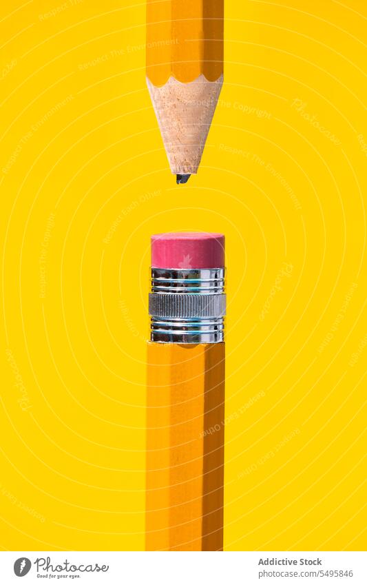 Gespitzte abgebrochene Spitze und Radiergummi an der Spitze Bleistifte zusammen auf gelbem Hintergrund platziert Farbe Zusammensetzung Schreibwarenhandlung