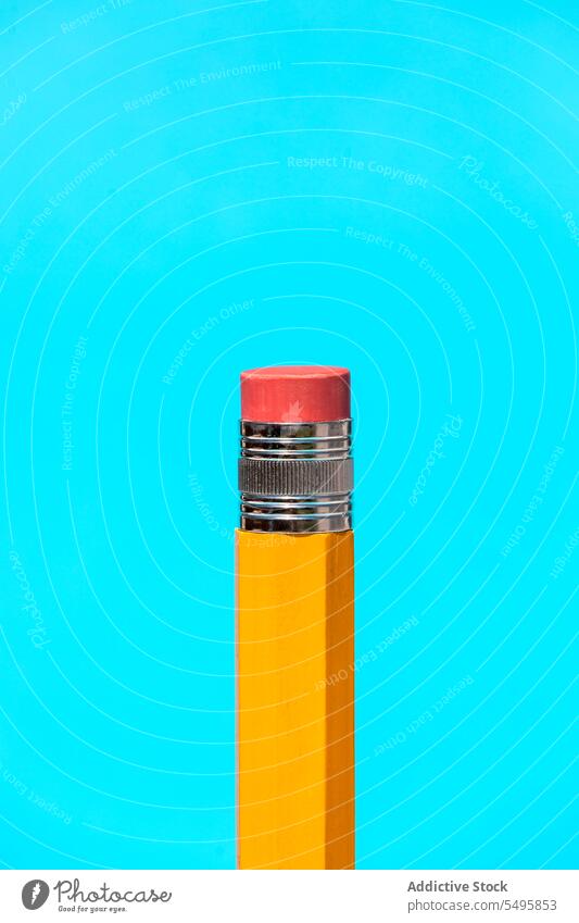 Leuchtend gelber Bleistift mit Radiergummi oben in blauem Atelier Gummi hell Bildung Objekt Hintergrund Schreibwarenhandlung hölzern Konzept Schule Farbe