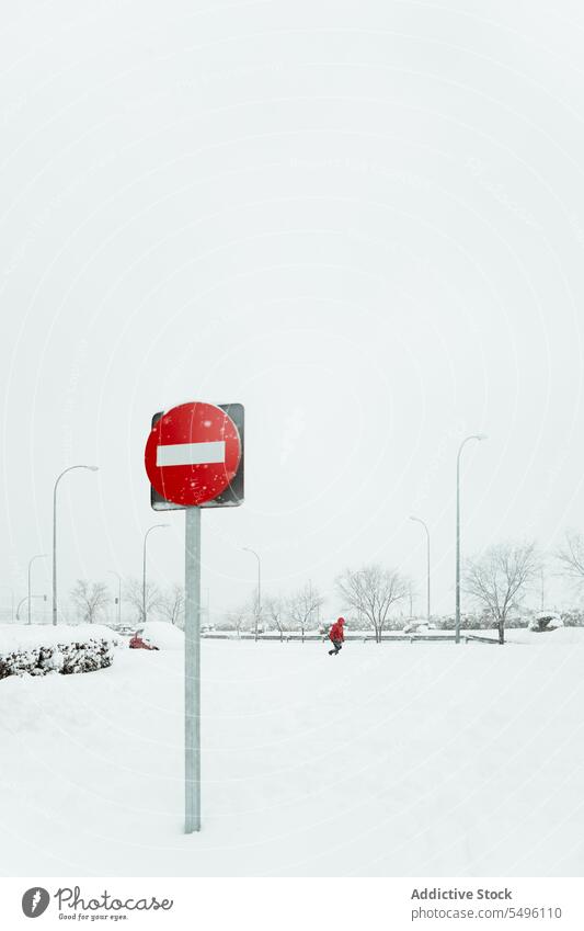 Kein Eintrag singen im Schnee neben der Straße Ermahnung kein Eintrag Wegweiser stoppen Winter Kontrolle Regelung Aushang signalisieren Verkehr Beitrag