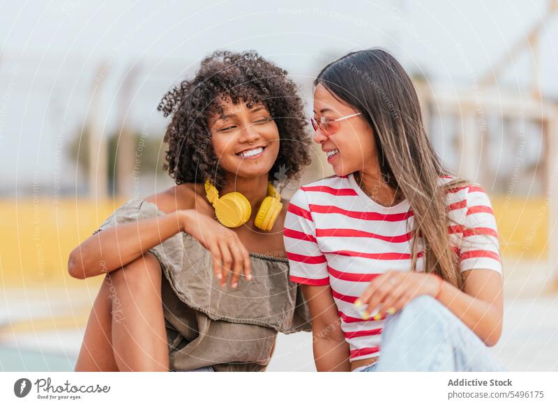 Glückliche junge Frauen auf der Straße in der Stadt und lächelnd Freundin Stil Lachen Partnerschaft heiter Zusammensein cool Lächeln trendy Mode Paar positiv