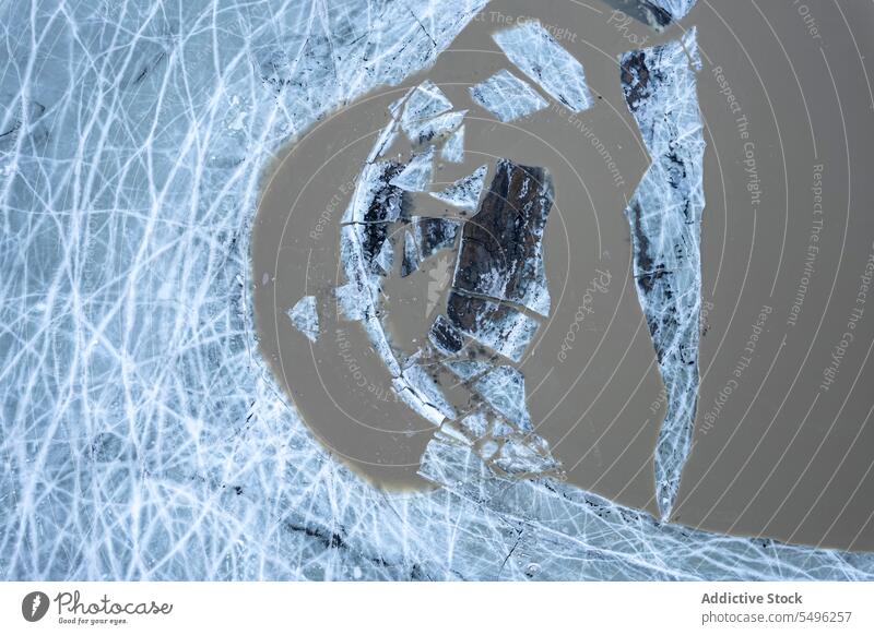 Gefrorenes und gebrochenes Eis auf der Wasseroberfläche bei Tageslicht Riss Meer Textur abstrakt gefroren Oberfläche Winter Landschaft Natur kalt rau Umwelt