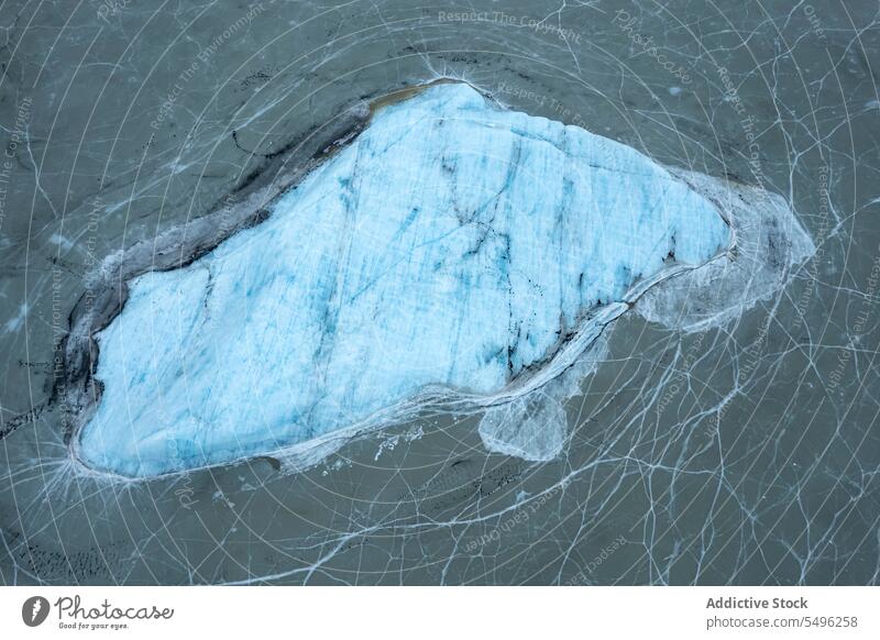 Gefrorenes und gebrochenes Eis auf der Wasseroberfläche bei Tageslicht Riss Meer Textur abstrakt gefroren Oberfläche Winter Landschaft Natur kalt rau Umwelt