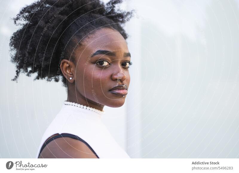 Nüchternes schwarzes Teenager-Mädchen im weißen Kleid Frisur Glück Stil Porträt schlank jung Frau Afroamerikaner Dame lässig selbstbewusst Vorschein Windstille