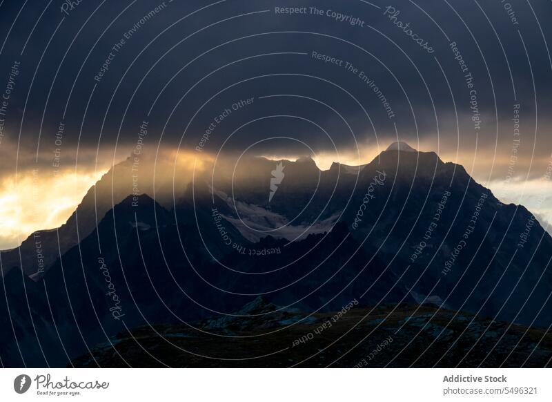 Sonnenuntergang mit Wolken in den Alpen Berge u. Gebirge felsig Wald Landschaft Natur malerisch Hochland majestätisch Kamm Saison Umwelt Felsen ruhig