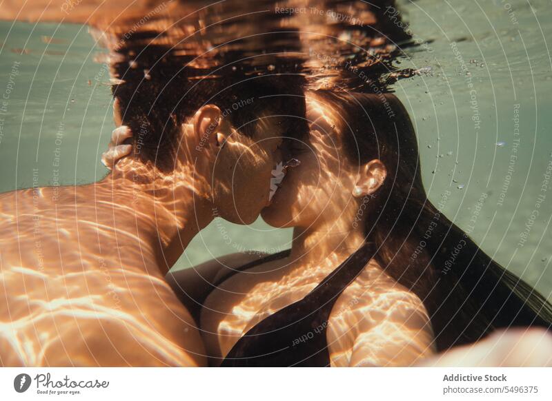 Junges Paar küsst sich unter Wasser Mann Frau jung männlich Liebe Kuss MEER unten Seitenansicht Ernte brünett geschlossene Augen romantisch Sommer Urlaub