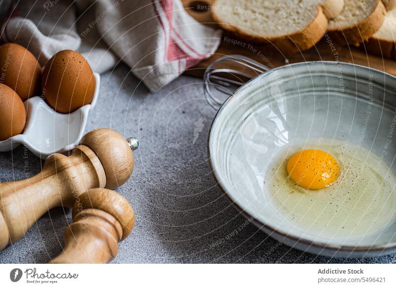 Rohes Ei in einer Schüssel mit verschiedenen Zutaten in der Küche Koch Eier kulinarisch Pause Rezept Bestandteil roh vorbereiten Lebensmittel Schneidebrett