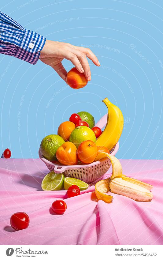 Anonyme Person nimmt einen Pfirsich Frucht natürlich Gewebe farbenfroh tropisch exotisch frisch hell reif ganz organisch Vitamin lecker Textil Aroma Kumquat
