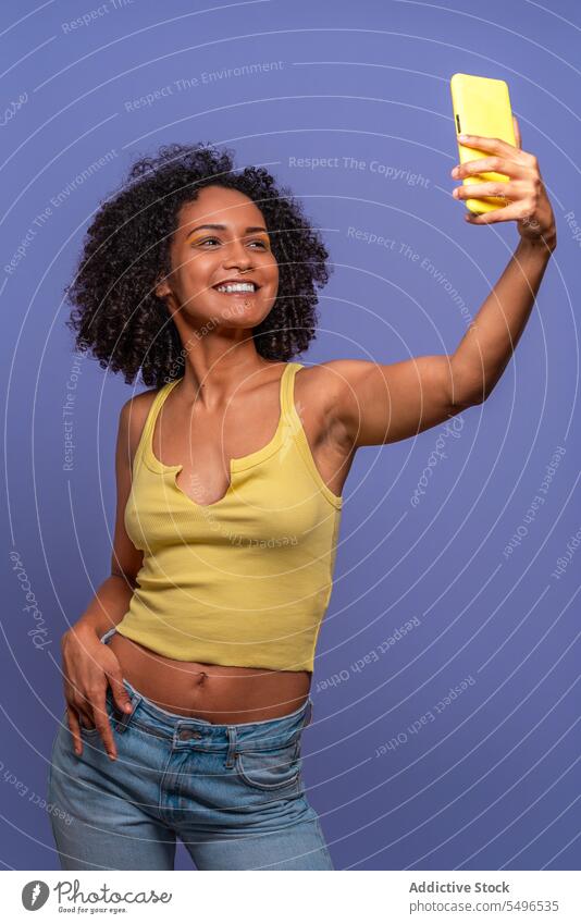 Fröhliche ethnische Frau nimmt Selfie auf Handy Smartphone benutzend trendy positiv Lächeln Freizeit sorgenfrei Glück Selbstportrait Stil Telefon heiter Mobile