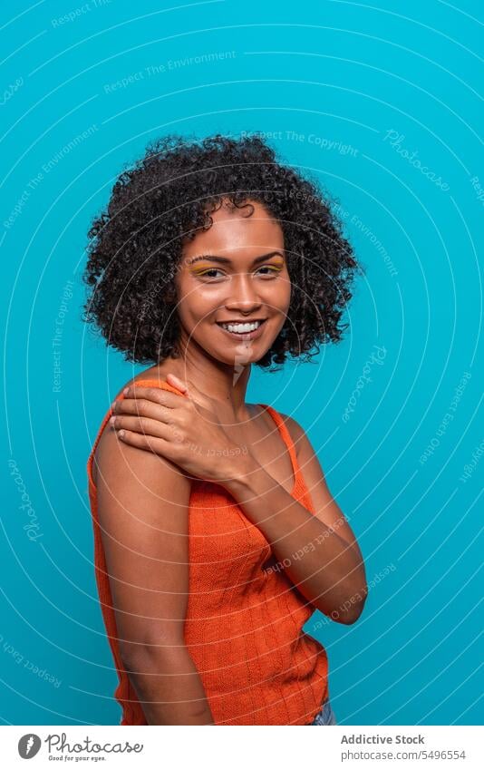 Optimistische schwarze Frau mit Afrofrisur Mode Model Afro-Look Frisur krause Haare freundlich Lächeln Porträt Afroamerikaner charismatisch offen herzlich