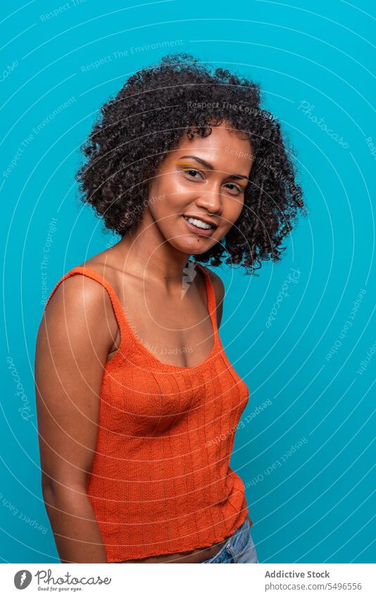 Optimistische schwarze Frau mit Afrofrisur Mode Model Afro-Look Frisur krause Haare freundlich Lächeln Porträt Afroamerikaner charismatisch offen herzlich