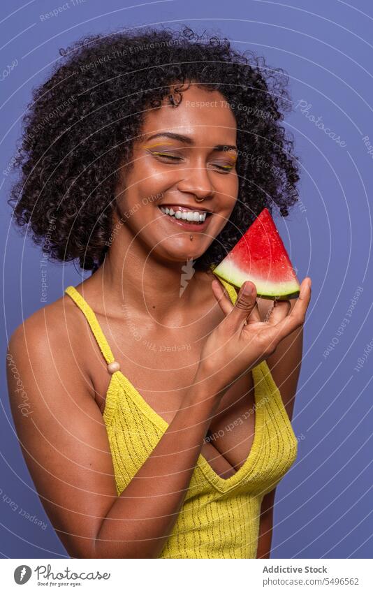 Positive schwarze Frau mit leckerer Wassermelone Model süß Scheibe freundlich charismatisch Porträt Afroamerikaner saftig Zitrusfrüchte Frucht frisch Dessert