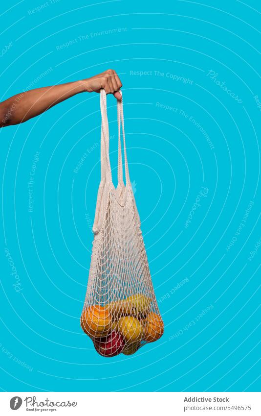 Erntearbeiter mit wiederverwendbarer Netztasche mit Früchten Hand Frucht umweltfreundlich Tasche keine Verschwendung Ökologie Gesundheit Einkaufstasche